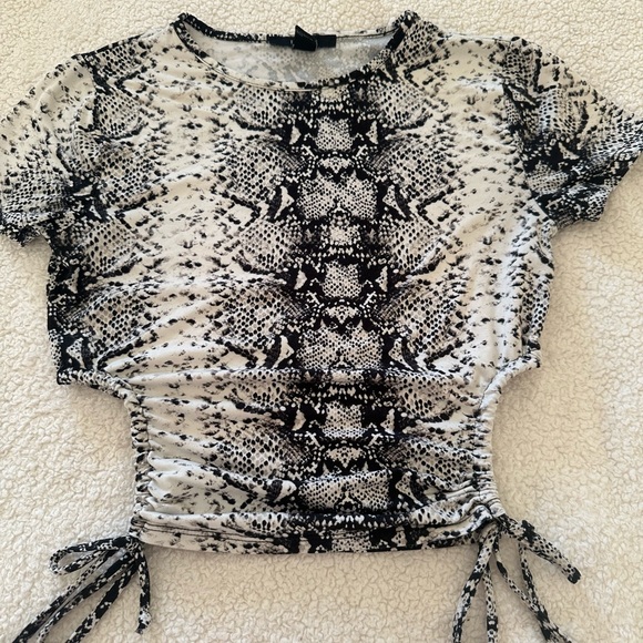 Forever 21 Women's Black and Cream Crop-top size small - Picture 11 of 12